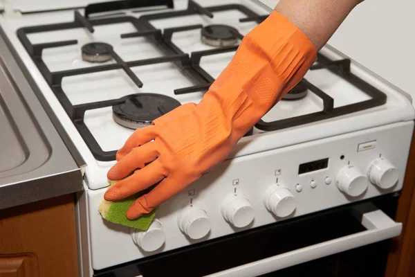 Mulher lava o fogão a gás — Fotografia de Stock