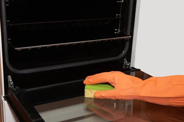 Woman washes the gas-stove — Stock Photo, Image