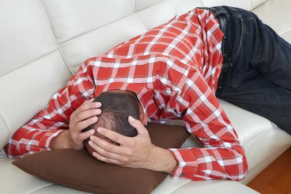 Mann leidet unter Kopfschmerzen — Stockfoto