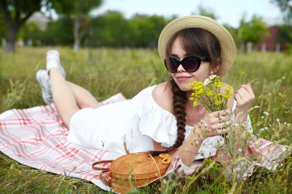 Девушка в саду на пикнике Стоковое Фото