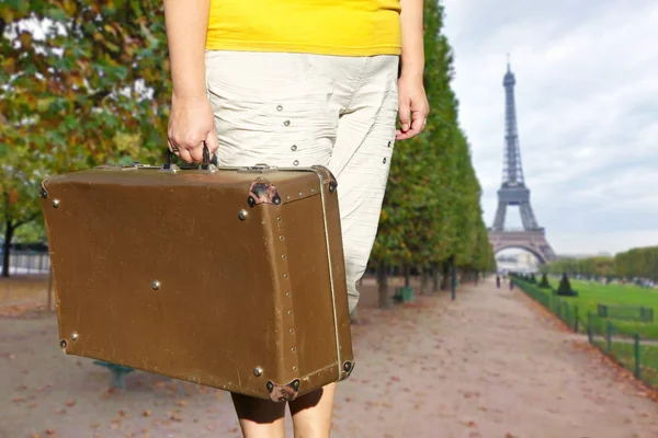 Woman with suitcase. Paris and the tower — Stock Photo, Image