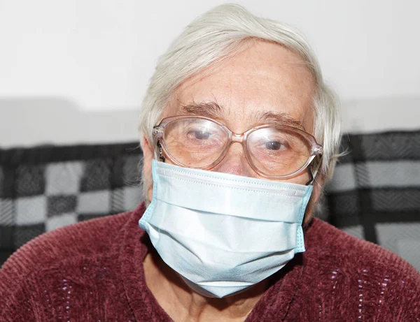 의료용 마스크를 나이든 유행병 — 스톡 사진