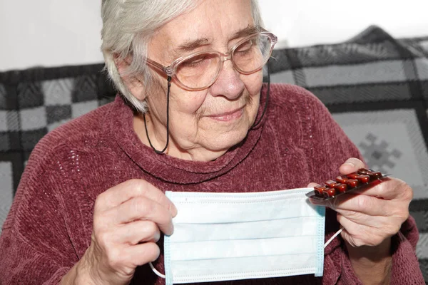 Starsza Kobieta Masce Medycznej Epidemia Tabletki — Zdjęcie stockowe