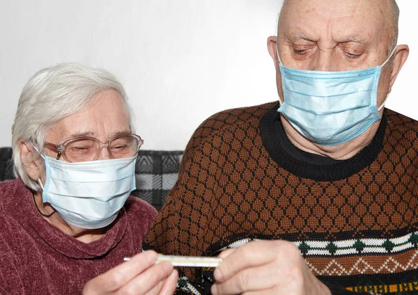 Casal Idosos Com Máscara Médica Epidemia Ajuda — Fotografia de Stock