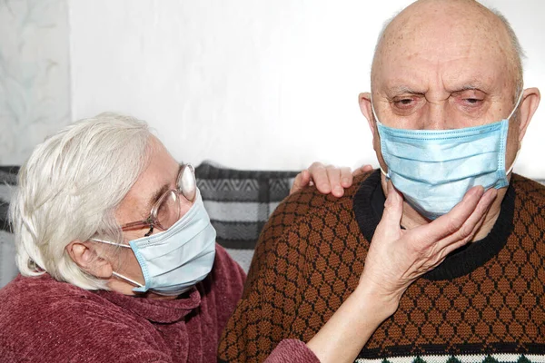 Casal Idosos Com Máscara Médica Epidemia Ajuda — Fotografia de Stock