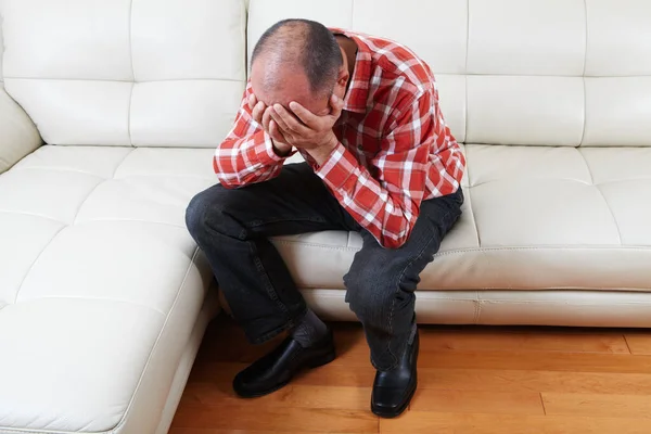 Evinde Baş Ağrısı Çeken Mutsuz Bir Adam — Stok fotoğraf