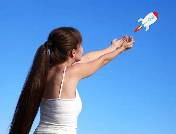 Ung Flicka Sommaren Avfyrar Raket — Stockfoto