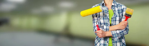 Frau Mit Pinsel Auf Grünem Hintergrund — Stockfoto