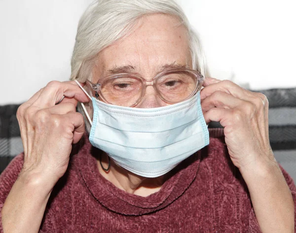 Mulher Idosa Mascarada Epidemia — Fotografia de Stock