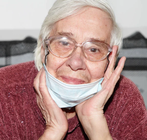 Starsza Kobieta Masce Medycznej Epidemia — Zdjęcie stockowe