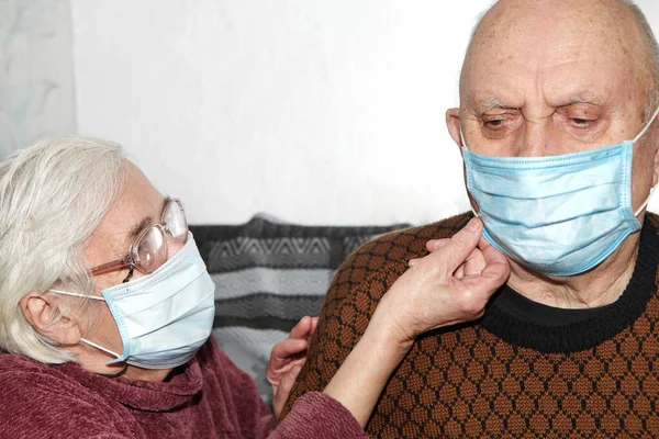 Casal Idosos Com Máscara Médica Epidemia Ajuda — Fotografia de Stock