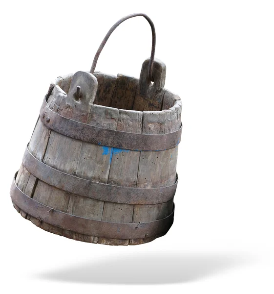 老式木制桶与金属环和处理孤立在 w — 图库照片