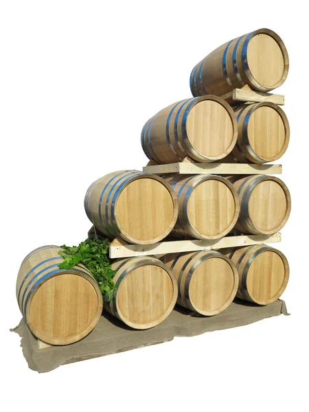 Nouveaux tonneaux de vin brun dans une pile de bois isolé sur blanc — Photo
