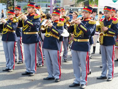 01.10.2016, Moldova, Chisinau: bando takımında kırmızı tek tip oyun