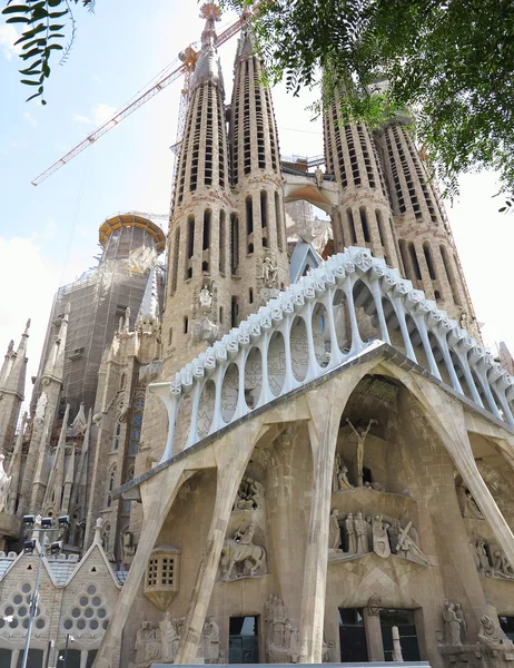 Chrám Sagrada Familia ve výstavbě a stavební jeřáby — Stock fotografie
