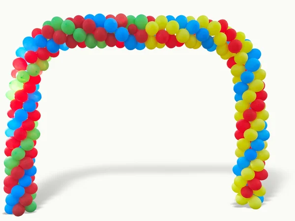 Цветная арка из красно-сине-желтых зелёных шариков, изолированных над... — стоковое фото