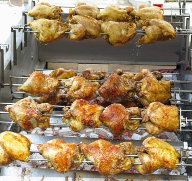 Tavuk Barbekü Izgara ile sıcak kömürlerin üzerinde