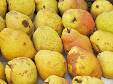 Olgun sarı armut kutusunu doku arka planda yığılmış