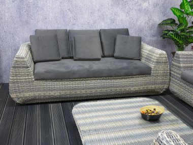 Minimalizm tarzı iç tasarım modern gri kanepe