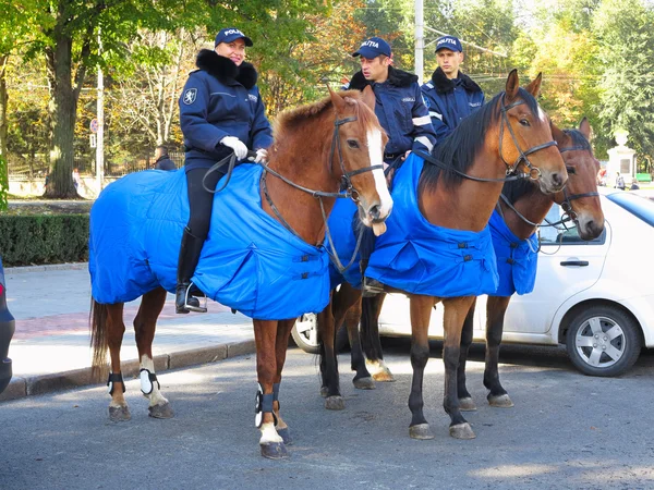 14.10.2016, Moldavia, Chisinau, tres policías a caballo — Foto de Stock