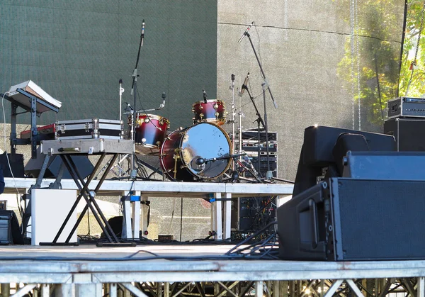 Conjunto de tambores, micrófonos y altavoces en el escenario —  Fotos de Stock