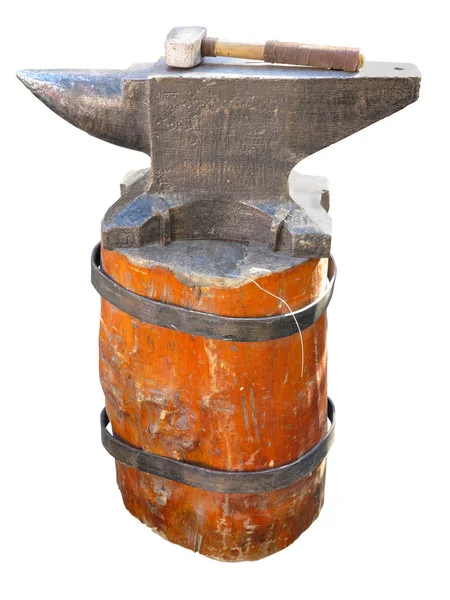 Anvil em um pedestal marrom com um martelo isolado sobre branco — Fotografia de Stock