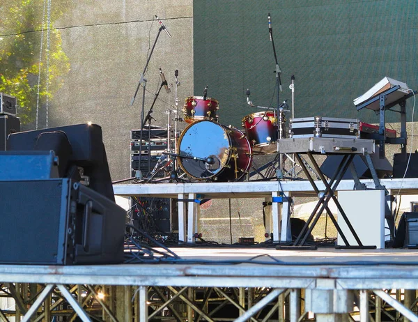 Conjunto de tambores, micrófonos y altavoces en el escenario — Foto de Stock