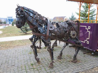 Eski metal parçalar yapılan metalik at heykelleri