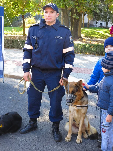 14.10.2016, Moldova, Chisinau: polis polis köpeği ve chi