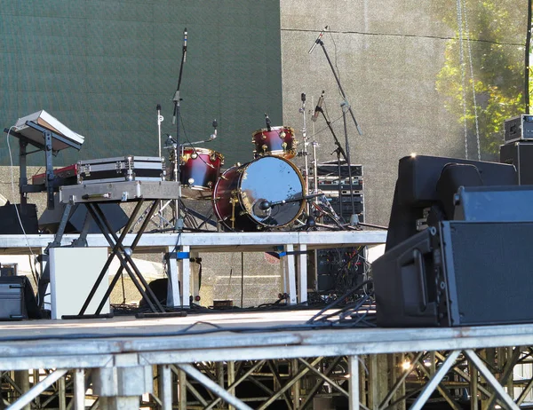 Drum set, mikrofony i głośniki na scenie — Zdjęcie stockowe