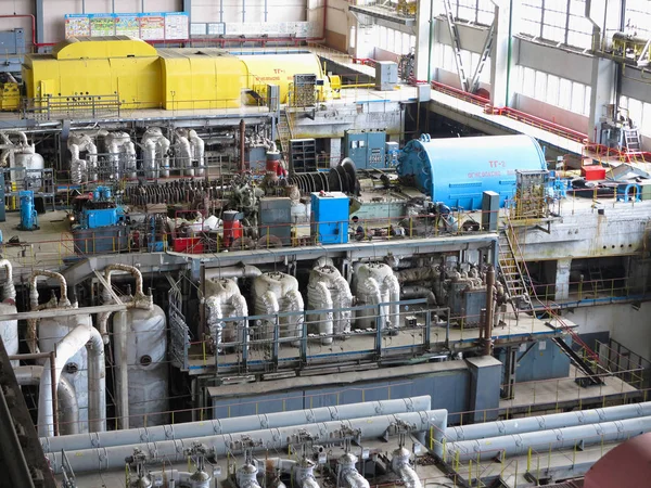 Turbina de vapor en proceso de reparación, maquinaria, tuberías, tubos, en pow —  Fotos de Stock