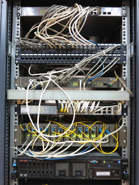 06.12.2016, Moldávia, Chisinau: rack de servidor com patch de internet co — Fotografia de Stock