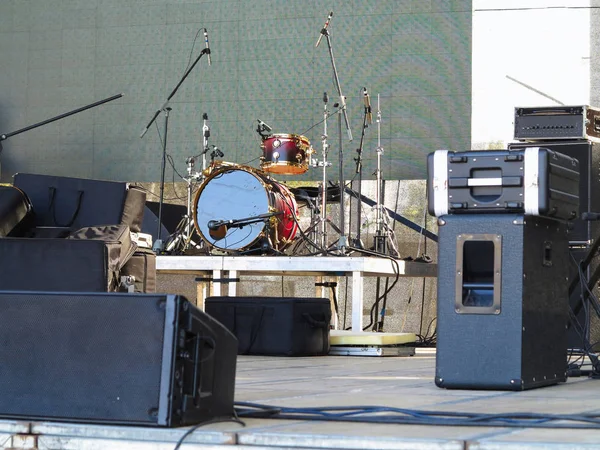 Drum set, mikrofony i głośniki na scenie — Zdjęcie stockowe
