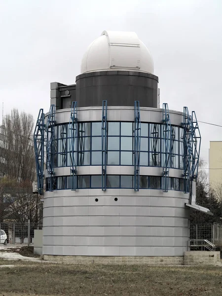 现代建筑的占星天文台的望远镜圆顶 — 图库照片