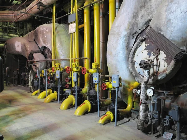 Generatore di vapore a gas, macchinari, tubi, tubi in una centrale elettrica — Foto Stock