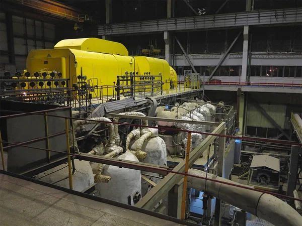 Turbina a vapor durante a reparação, máquinas, tubos, tubos a uma potência — Fotografia de Stock