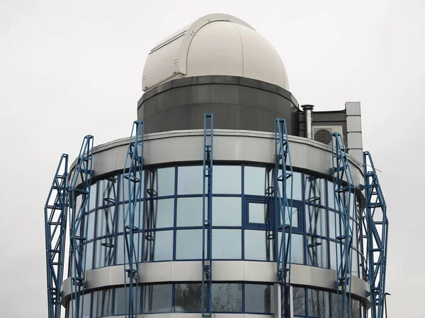 Modern byggnad av astrologiskt observatorium teleskop dome — Stockfoto