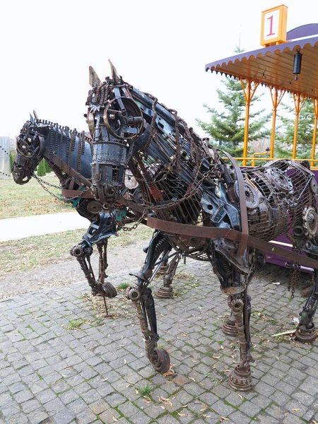 Estatuas metálicas de caballo hechas de piezas metálicas antiguas —  Fotos de Stock