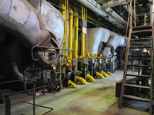 Générateur de vapeur de gaz, machines, tuyaux, tubes dans une centrale électrique — Photo