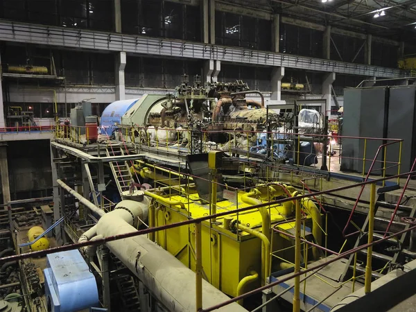 Turbina de vapor durante la reparación, maquinaria, tuberías, tubos a una potencia —  Fotos de Stock