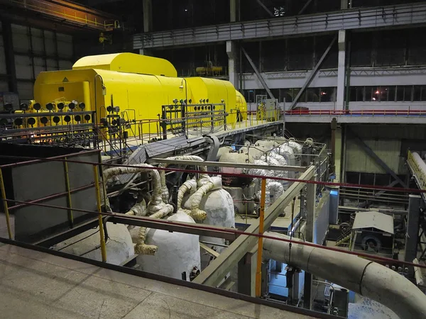 Turbina de vapor durante la reparación, maquinaria, tuberías, tubos a una potencia —  Fotos de Stock