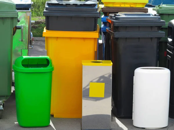 Veel verschillende kleurrijke garbage bin containers — Stockfoto