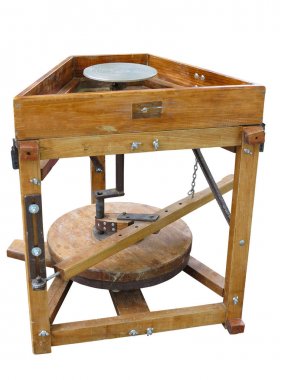Kahverengi ahşap potter's beyaz arka plan üzerinde izole tekerlek