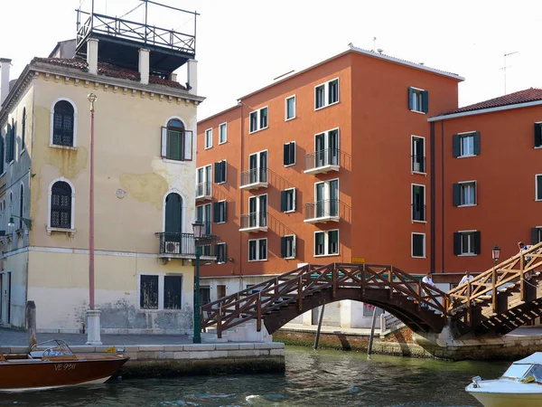 20.06.2017, Venedik, İtalya: Kanal tekneleri ve renkli cephe ile — Stok fotoğraf