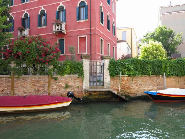 20.06.2017, Venetië, Italië: Canal met boten en kleurrijke gevels — Stockfoto