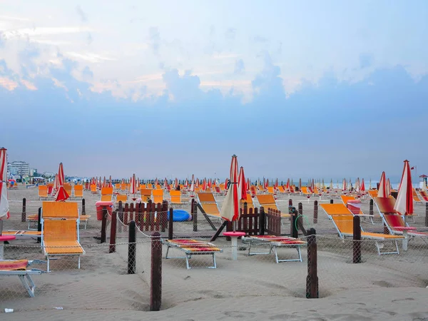 Praia confortável com espreguiçadeiras e guarda-sóis laranja — Fotografia de Stock