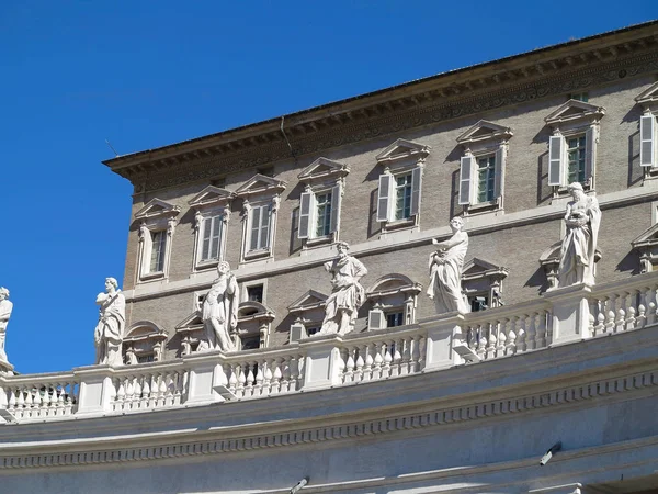 Αγάλματα και αρχιτεκτονικά στοιχεία στην πλατεία του Αγίου Πέτρου στο Vatic — Φωτογραφία Αρχείου