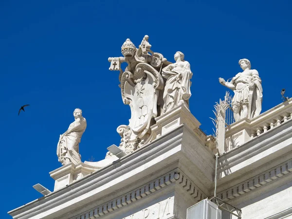 19.06.2017, πόλη του Βατικανού: αγάλματα και αρχιτεκτονικές λεπτομέρειες στο S — Φωτογραφία Αρχείου