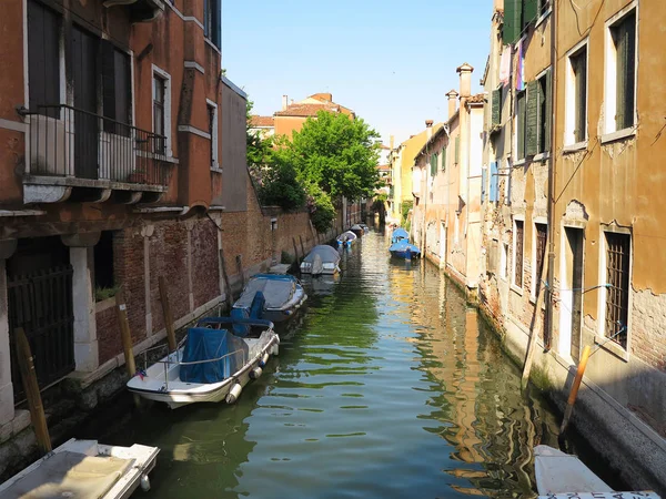 20.06.2017, Venetië, Italië: Canal met boten en kleurrijke gevels — Stockfoto