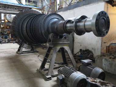 Enerji santralinde tamir sırasında güç jeneratörü buhar türbini.